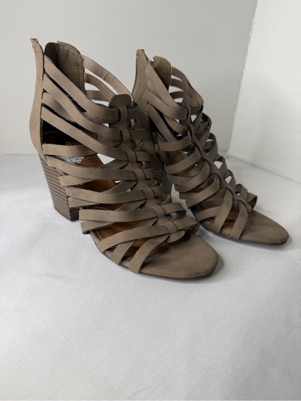 Jellypop Alyssa Mushroom Taupe Strappy Caged Peep Toe Block Heel Sandals. Size 6